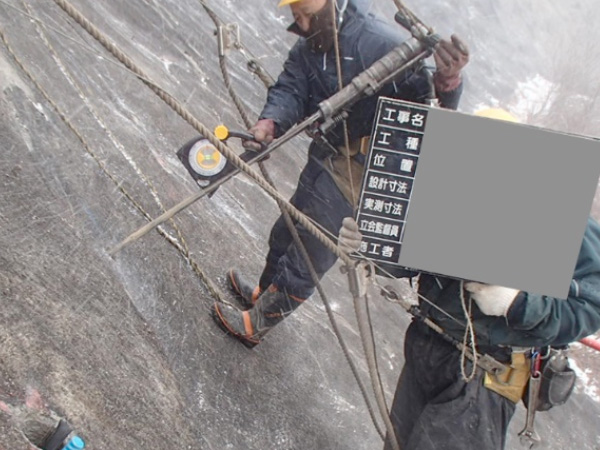 現場条件Ⅲ　ロープ足場使用