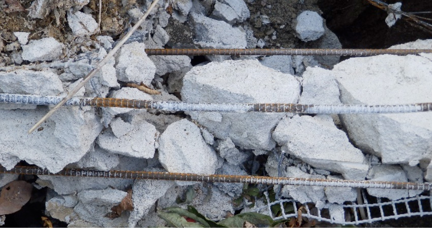 建設後4年で破壊された法枠内部の錆びた